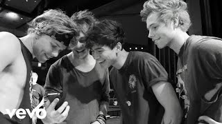 5 Seconds of Summer  She Looks So Perfect Live VEVO LIFT [upl. by Carvey694]