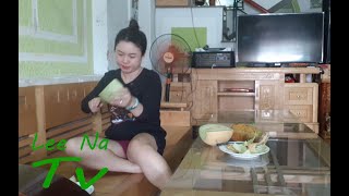 Beautiful Single Mom Paring Dessert Fruit For Lunch  Lee Na Tv [upl. by Oiciruam196]