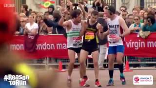 London Marathon 2017  Swansea Runner Helps Man Finish Race [upl. by Keram]