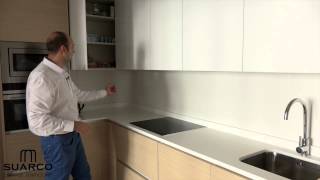 Video cocinas integrales blancas con madera y encimera de silestone blanco zeus [upl. by Kress68]