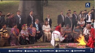 El presidente Bernardo Arévalo y la vicepresidenta Karin Herrera participan en ceremonia maya [upl. by Nalak]