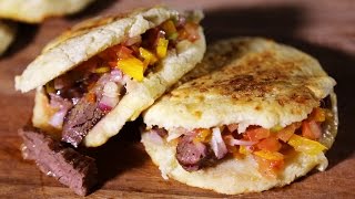 Arepas de Queso rellenas de Entraña y Salsa Criolla Locos X el Asado [upl. by Kahaleel721]