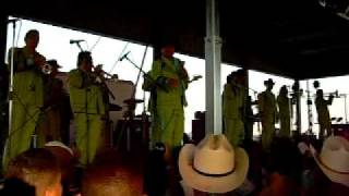 Grupo Laberinto en las carreras de caballos en Dodge City KS [upl. by Hamehseer851]