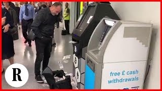 Londra il bancomat del metrò sputa banconote lo stupore dei pendolari [upl. by Gillman200]