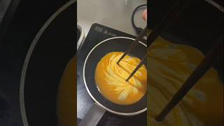 Neat scrambled egg technique yummy 😋 foodlovers foodie scrambledeggrecipe [upl. by Aleet]