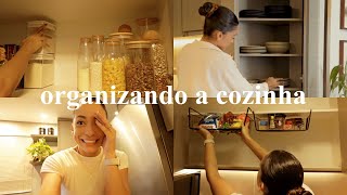 Organizando toda a cozinha despensa armários limpeza tour potes e dicas [upl. by Neumark]