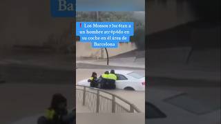 Los Mossos descuadra rescatan a un hombre en su vehículo en Baix Llobregat Barcelona 41124lluvias [upl. by Bullivant]