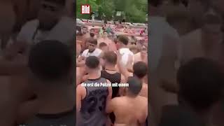 100 Männer gehen im Freibad aufeinander los Shorts [upl. by Aitahs268]