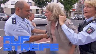 Frau rangelt mit halbnacktem Mann im Trenchcoat  Auf Streife  SAT1 TV [upl. by Pauwles]