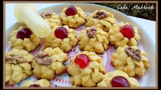 Petits fours aux noix et cerise confite à la seringue à biscuits twist [upl. by Sibella]