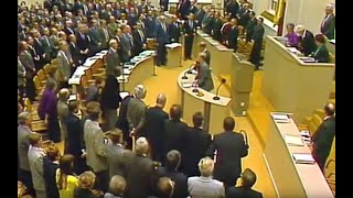 9 November 1989  Auf Reaktion des Mauerfalls singt der Bundestag spontan die Nationalhymne [upl. by Johnson]