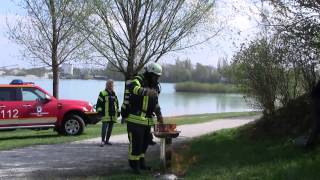 Sicheres Grillen  Anzünden der Holzkohle [upl. by Levitt]