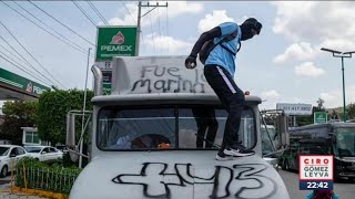 Normalistas vandalizan tráiler de la Marina durante bloqueo en Autopista del Sol  Ciro Gómez Leyva [upl. by Ativoj609]