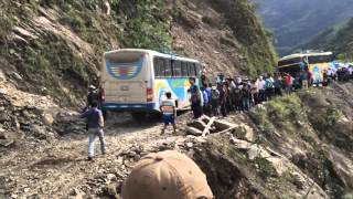 Choferes y pasajeros arriesgan sus vidas habilitando vías en Nor Yungas [upl. by Niak]