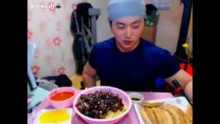 꼴랑 간짜장곱배기군만두 Jajangmyeonblackbeansauce noodlesFried Mandoo [upl. by Lumbye670]