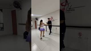 Vuelta de salsa en pareja💃🕺🔥🔥 aprendesalsa bailandosalsa danceinstructor [upl. by Azer]