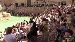 Roma il caldo di Ferragosto non ferma i turisti nel centro storico [upl. by Aredna]