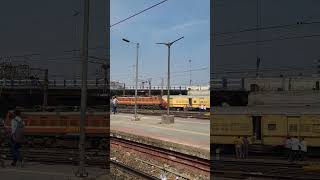 Wap4 Jaynagar Express Parallel Depart Wap7 Jansadharan Express at Howrah Station shorts viral [upl. by Hameean917]