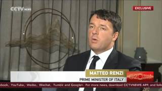 Intervista di Renzi alla tv cinese smorfie e frangetta da ridere [upl. by Nirroc]