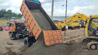 Truk Jungkit Mobil Truk Besar Bongkar Muatan Pasir Full Bak Menggunung [upl. by Lerred]