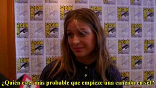 Chris Wood revela consejos para besarse con Melissa Benoist y Cast de Supergirl juega [upl. by Fowler]