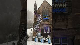 Snow falling in the iconic Grassmarket in Edinburgh city centre With a view of Edinburgh castle [upl. by Hound]