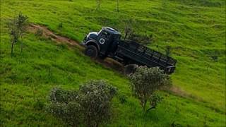 Mercedes Benz LG1819 6x6 no barranco da BR354 [upl. by Aneres238]