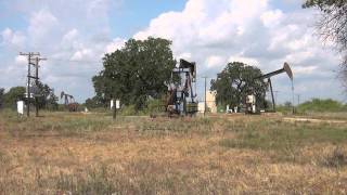 DARST OIL FIELDAMERICAN amp LUFKIN PUMPJACKS [upl. by Nelak198]