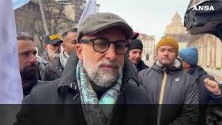 Trenta sagome di poliziotti in piazza a Torino flash mob di Fsp [upl. by Gusty570]