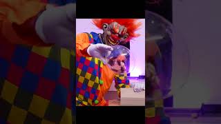 Un clown ha messo blatte su un uomo [upl. by Madian742]