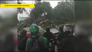 JABAR GEMPAR 10112024 DETIKDETIK BAK TORNADO SAPU KOTA CIMAHI BADAI CIMAHI JAWA BARAT [upl. by Eleonora]