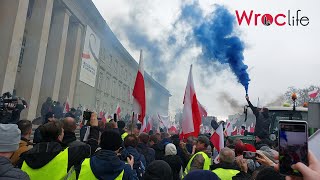 Protest Rolników Wrocław Strajkujący rzucali jajami i palili opony [upl. by Ralf731]