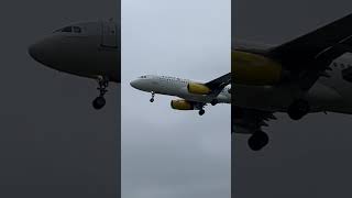 Vueling A320 coming in to land at LHR [upl. by Alitha]