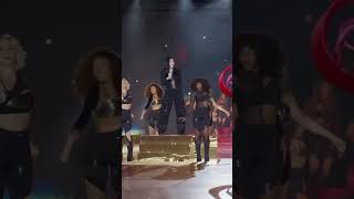 Cher deslumbra con su actuación en el desfile de Victoria´s Secret [upl. by Nadean]