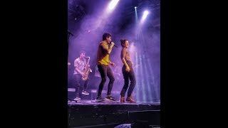 Escriurem Miki Núñez llora al cantar con Izaro en directo en Bilbao [upl. by Shulins552]