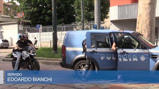 Milano quotCè un uomo armato sul busquot paura in centro lintervento della polizia [upl. by Asp817]