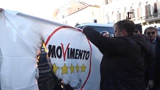 La portesta degli Ncc a Roma i manifestanti bruciano la bandiera M5S [upl. by Ahsitniuq75]