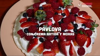 Receta de pavlova con crema batida y frutos rojos [upl. by Siuoleoj]