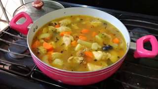 Caldo de Pollo Con Zanahorias y Papas [upl. by Ydurt]