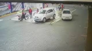 THIEF CAUGHT ON CAMERA IN DAYLIGHT CARJACKING IN KENYA [upl. by Spears]