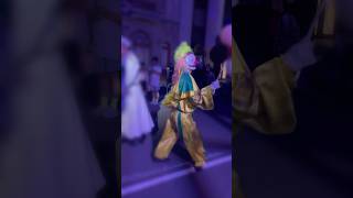 曲に合わせてノリノリに踊るサーカスゾンビ usj ユニバ ゾンビ universalstudiosjapan ハロウィン usjハロウィン [upl. by Schuman]