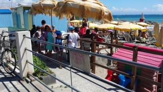 Passeggiata per il lungo mare di Albenga trà spiagge private locali e divertimenti [upl. by Arondel]