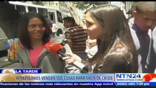 Venezolanos venden sus artículos usados en las calles de Caracas para salir de la crisis económica [upl. by Guglielmo]