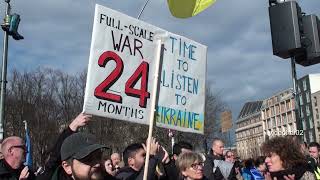 2 Jahre Ukrainekrieg  Gedenken am Brandenburger Tor [upl. by Michelina]