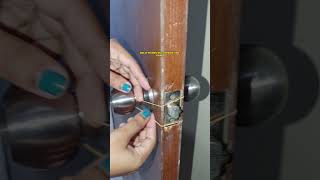 Coloca 1 BANDA Elástica en tu PUERTA tips shortvideo cleaning hogarfeliz hogarinteligente [upl. by Nylatsyrc]