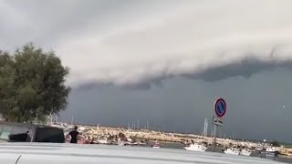 Maltempo in Sicilia limpressionante fenomeno dello shelf cloud a Scoglitti [upl. by Barrow333]