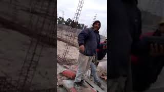 Albañil canta en una obra en construcción [upl. by Lory]