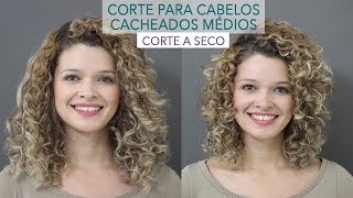 Como cortar cabelo cacheado médio  Corte a seco [upl. by Ahsienyt]