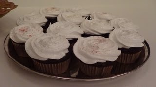 Chokoladecupcakes m hindbærfyld og marengs frosting [upl. by Ansell]