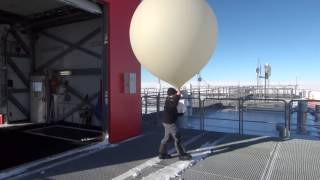 Meteorologie an der NeumayerStation III Der Start einer Radiosonde [upl. by Byrdie]